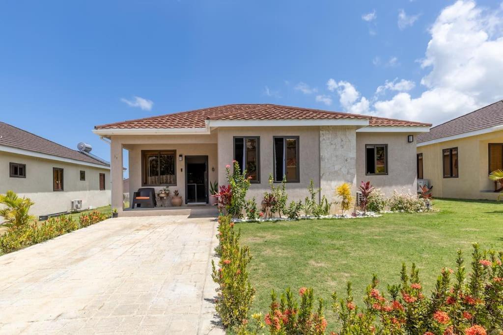 Sun Shine Luxury Villas 2 Bedroom Pool & Gym Ocho Rios St Ann Dış mekan fotoğraf